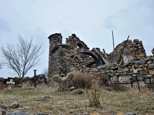 The Sant Sebastià cemetery in the Pyrenees (by Marta Lluvich)